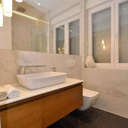 Fortuna Luxury 1 Bed & Breakfast 4*